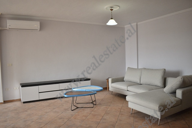 Apartament 2+1 me qira ne rrugen e Kavajes, perballe Kompleksit Delijorgji ne Tirane.
Eshte e pozic